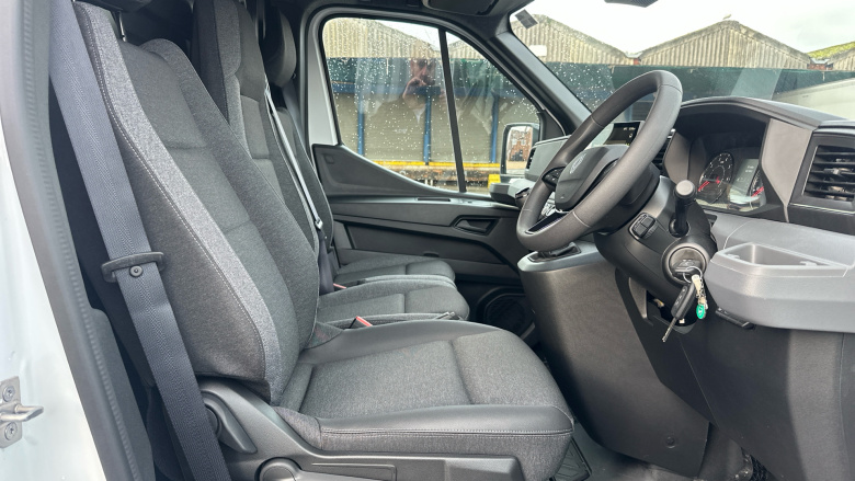 Renault Master Mwb Diesel Fwd MM35 Blue dCi 130 Advance Medium Roof Van